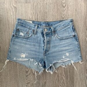 Levi's distressed shorts W26